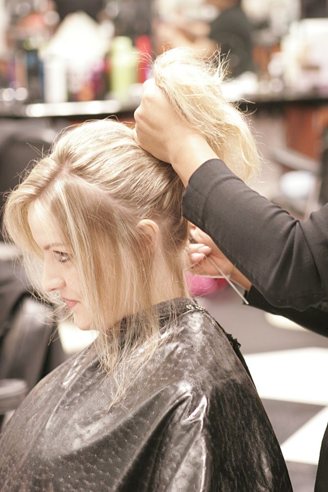 Foto einer Frau beim friseur