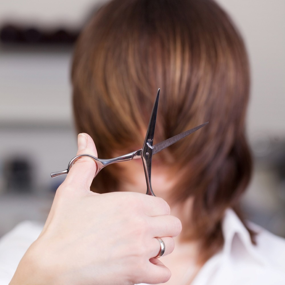 Bild einer Hand mit einer Friseurschere